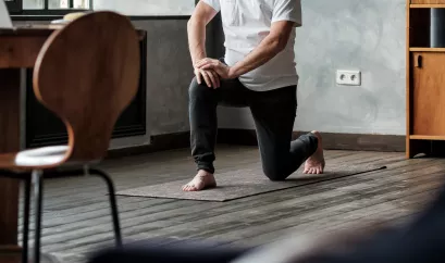 Mann macht Sport zuhause