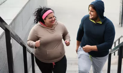 Mann und Frau treiben Sport