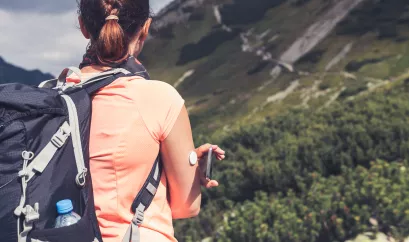 Frau geht wandern/ Insulinpumpe
