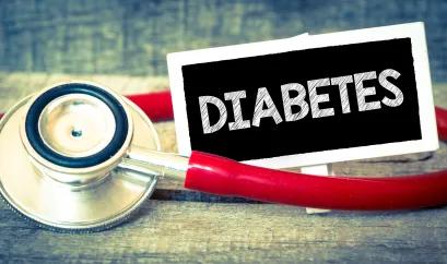 Diabetes als Schriftzug auf Tafel neben Stethoskop
