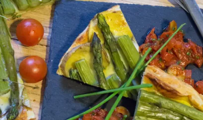 Spargeltarte mit Tomaten-Oliven-Salsa
