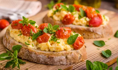 Tomaten-Rührei auf Brot