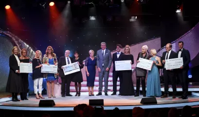 Diabetes Charity Gala 2021: Übergabe der Spendenschecks auf der Bühne
