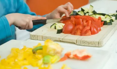 Kochen von Gemüse: Zucchini, Paprika, Tomate