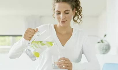 Frau mit Trinkwasser