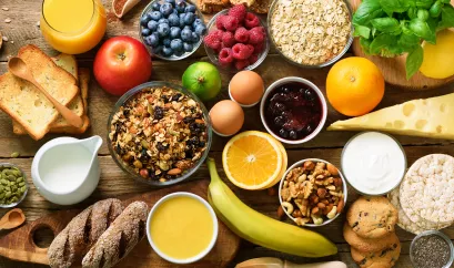 Verschiedene vegetarische Lebensmittel inkl. Eier und Milchprodukte auf einer Platte arrangiert