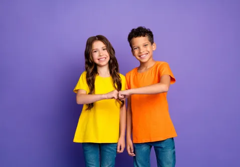 Zwei Kinder, die sich die Faust geben 