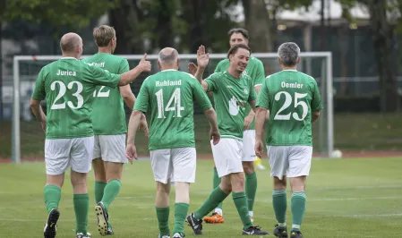 FC Diabetologie vs. FC Bundestag 2025: Die Spieler des FC Diabetologie klatschen sich gegenseitig ab.