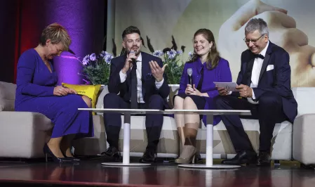 Gala 2024: Jennifer und Julien Fuchsberger auf dem Sofa