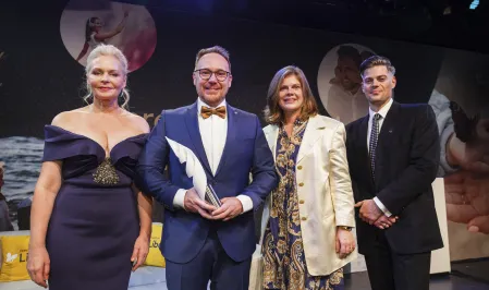 Gala 2025 Preisträger Vincent Krüger mit Laudatorin Susanna Simon sowie Jenny und Julien Fuchsberger