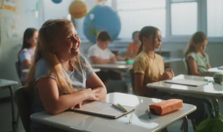 M&auml;dchen in der Schule im Unterricht