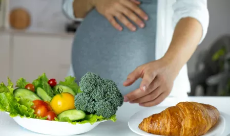 Schwangere wählt gesunde Ernährung
