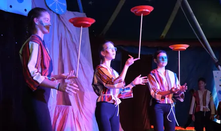 Zirkusshow am Ende des Camps - drei Kinder balancieren Teller