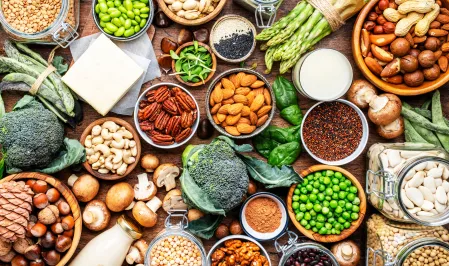 Vegane Proteinquellen (Nüsse, Erbsen, Linsen, Gemüse)