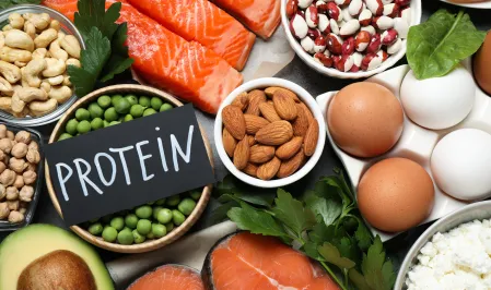 verschiedene eiwei&szlig;reiche Lebensmittel wie Fisch, Eier, H&uuml;lsenfr&uuml;chte, N&uuml;sse