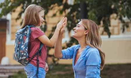 Mutter und Tochter geben High-Five
