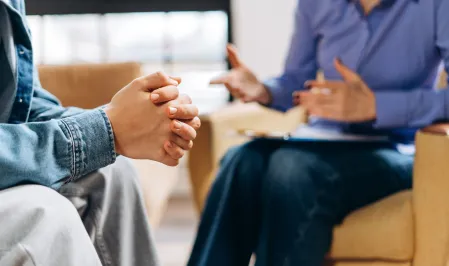 Mann bei Psychologin in Gespr&auml;chssituation