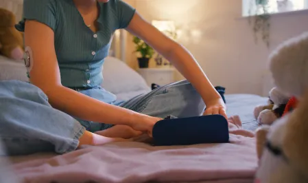 Jugendliche bereitet ihren Insulinpen für das Insulinspritzen vor