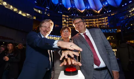 Buzzer vor blauem Sonycenter