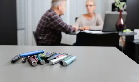 Insulin-Spritzen - Pens mit Patient und Arzt 