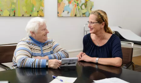 Ältere Patientin/Frau bei Arzt/Diabetesberater