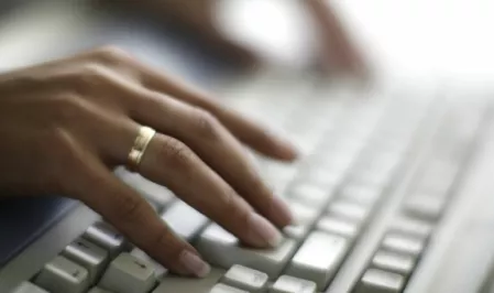 Mensch mit Hand auf Tastatur