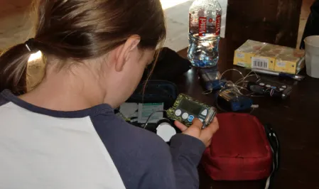 Mädchen mit Insulinpumpe