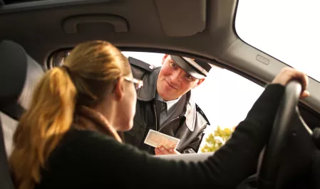 Führerscheinkontrolle freundlicher Polizist