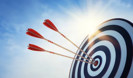 Drei Pfeile stecken in der Mitte einer Zielscheibe.