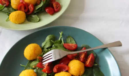 Polentabällchen auf Spinat und Tomate