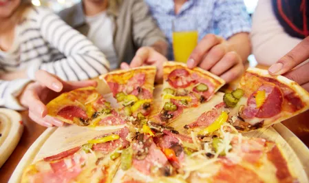 Gruppe teilt sich eine Pizza