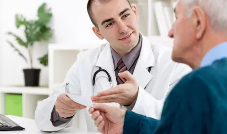 Arzt erl&auml;utert seinem Patienten ein Rezept
