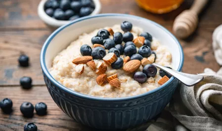 Haferbrei mit Blaubeeren und Mandeln