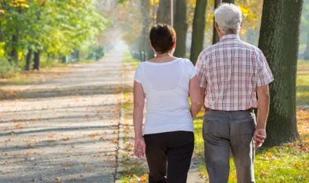 Paar geht spazieren im Park