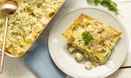 Spargellasagne in einer Auflaufform und auf einem Teller angerichtet