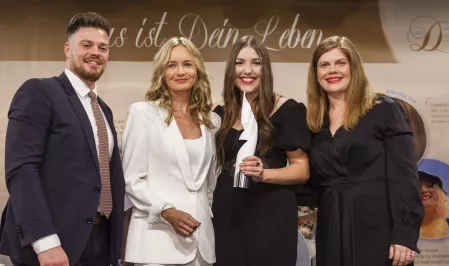 Thomas-Fuchsberger-Preis 2023 - Preisträgerin Lea Raak mit Laudatorin Stefanie Stappenbeck und Jennifer und Julien Fuchsberger