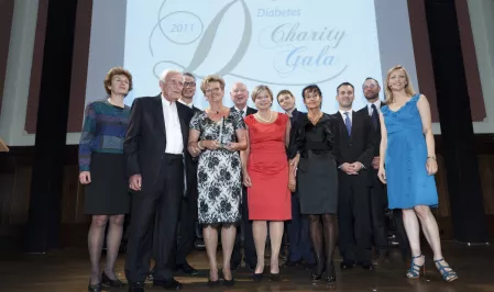 Nach der Übergabe des Thomas-Fuchsberger-Preis 2011, v.l.n.r.:  Dr. Susanna Wiegand (Kinderärztin der Berliner Charite), Blacky Fuchsberger, Prof. Danne (Vorstandsvorsitzender diabetesDE), mit Heidrun Schidt-Schiedebach (Preisträgerin), Prof. Mehnert (Laudator), Nicole Mattig-Fabian (Geschäftsführerin diabetesDE), Dr. Simone von Sengbusch (Projektleiterin des Spendenprojektes "MDSH") ... Inge Steiner (Moderatorin)